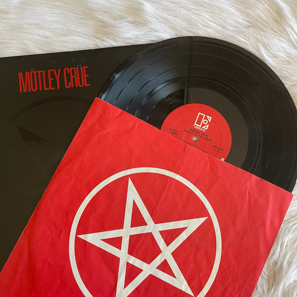 Mötley Crüe-Shout at the Devil
