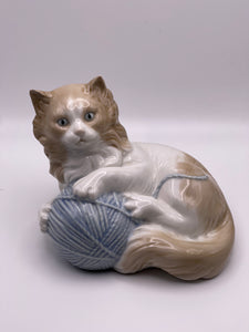 Vintage Lladro NAO Retired Cat with Yarn Figurine